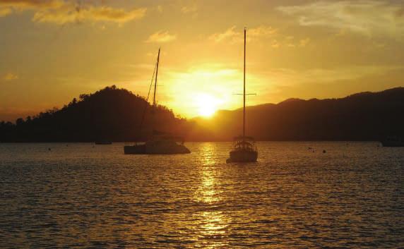 DAY 7: Saturday 4th August, 2018 Airlie Beach Markets & Sunset Cruise We have a relaxing morning, with time to walk through the famous Airlie Beach Markets right on the beach front in town.