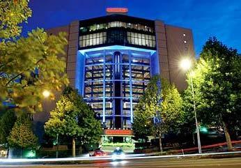 CDL HOSPITALITY TRUSTS (CDLHT) Novotel Clarke Quay Singapore First hotel REIT listed in Singapore in July 2006 with 4,304 hotel rooms.