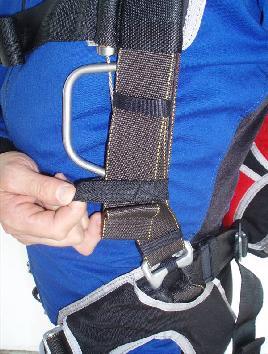 MAIN STRAP To adjust your main straps follow the instructions bellow: To make your straps longer catch