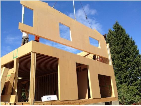 6 Lojk, M. 2016. Večetažne lesene konstrukcije. 2.4 Panelna nosilna konstrukcija Na podlagi tradicionalne stebrne nosilne konstrukcije se je razvil sistem panelne montažne gradnje z večjo stopnje prefabrikacije.