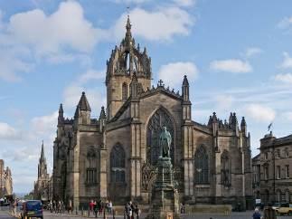 Along the way, you will see many of the Auld Reekie s top sights including Edinburgh Castle, Gladstone s Land, St. Giles Cathedral, Old Parliament Hall and many more!