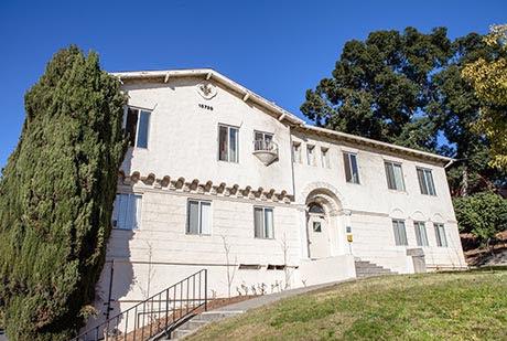 Accommodation in LA Whittier RESIDENCE: CAMPBELL HALL ADDRESS: 13729 Earlham Drive, Whittier CA 91608 WEBSITE: ACCOMMODATION TYPE: SERVICES AVAILABLE: EXTRA COST OF SERVICES: BEDROOM: KITCHEN: