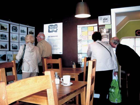 Slika 44. Istraživanje u kafiću u dijelu Liverpoola u kojemu poduzetnici imaju svoje trgovine, Nacionalni muzej Liverpoola 2010.