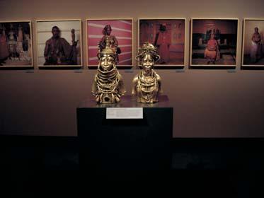 Slike 27. i 28. Izložba o Beninu; skulpture kraljevske obitelji (sl. 27) i današnju simboliku pojedinih predmeta (sl.28.), Museum für Volkerkunde, Beč, snimila: Z. Antoš, 2007.