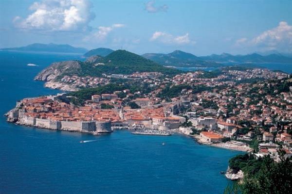 It is located in the most beautiful part of Dubrovnik, close to the promenade that will take you to the Lapad Bay. Subtropical parks and Mediterranean plants surround the hotel.