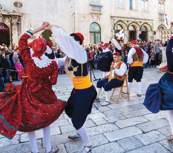ugođaju, a zvuci tradicionalnih dubrovačkih kolendi i pjev crkvenih zborova donose jedinstvenu zvučnu kulisu i čarobni festivalski ambijent.