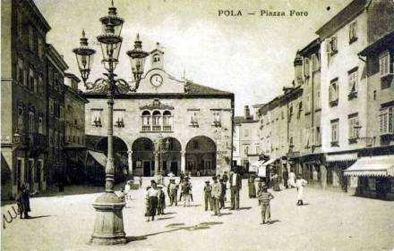 1. PULJSKI FORUM Puljski forum glavni je gradski trg u vrijeme kada je Pula bila rimska kolonija, dakle od 45. godine pr. Krista.