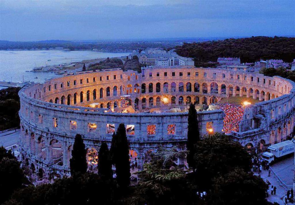 stoljeću (svoj završni oblik je dobio u 80-oj godini), a izgrađen je u vrijeme vladavine cara Tita Flavija Vespazijana.