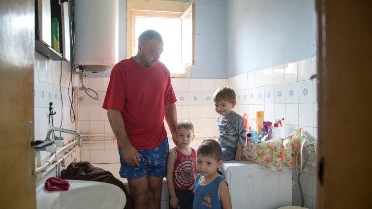 Вукашин (5), Огњен (4), Кристина (2) и беба Софија одрастају у тешким условима, зато што су оба родитеља незапослена, а кућа је недавно