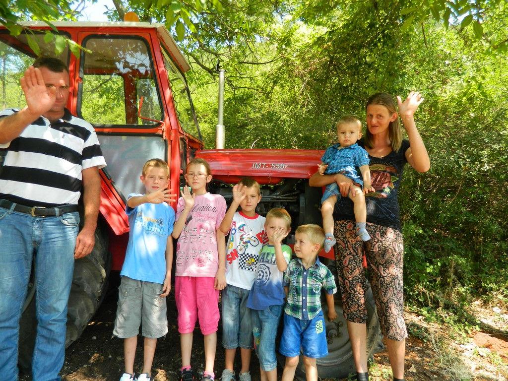 Трактор за Поповце Хуманитарна организација Срби за Србе посјетила је средином маја у Херцеговини, 25 km од Требиња, у селу Љубомир, засеок Угарци, осмочлану породицу Поповац.
