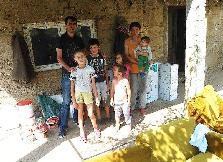 После заједничког фотографисања улазимо у кућу и разговарамо о приоритетним потребама за додатну помоћ у некој од наредних хуманитарних акција, јер ова породица живи у отежаним условима, без
