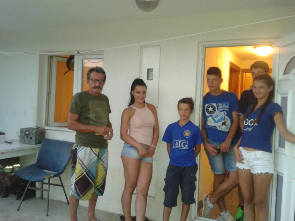 СЗС обишли Гугоље у ЦГ Крајем јула волонтери Хуманитарне организације Срби за Србе Црна Гора обишли су седмочлану породицу