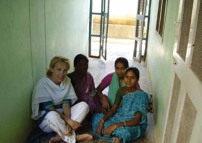 V družbi maserk v ajurvedski kliniki, Puttaparthi, Indija. Foto: os. arhiv. Malo prej sva govorili o znanju kot o eni izmed oblik komunikacije.