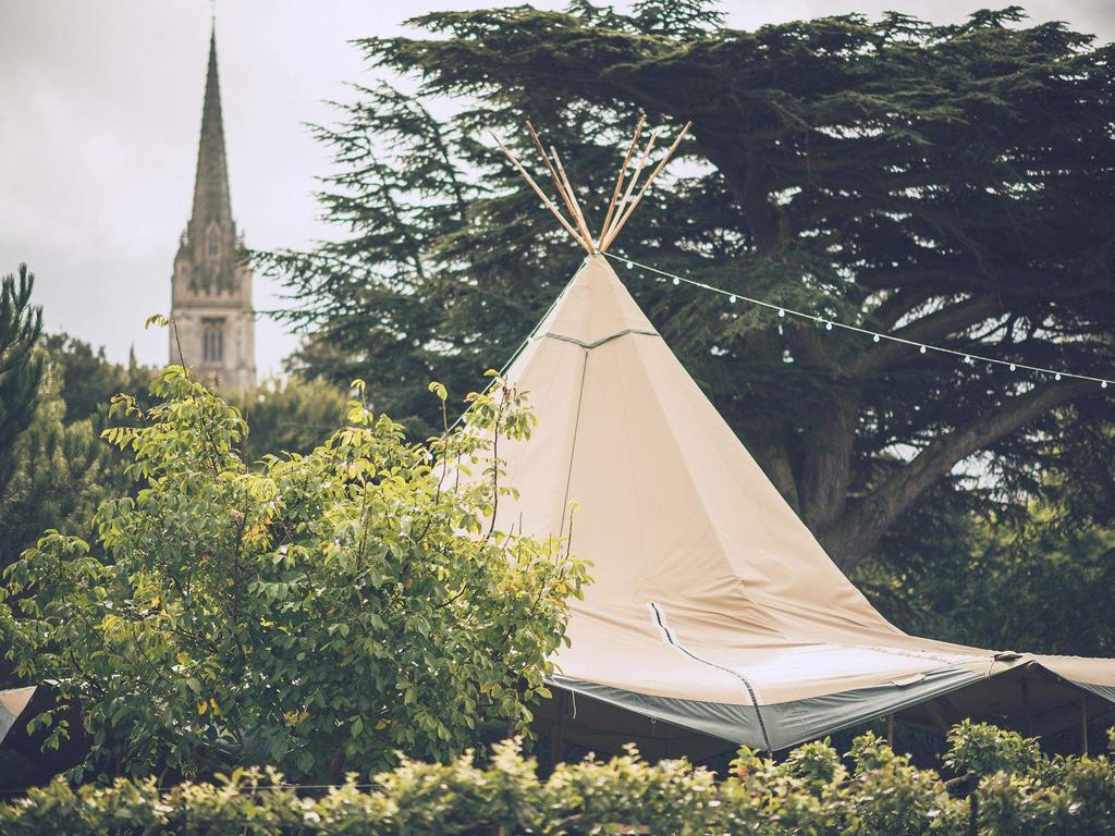 At 10.3 meters in diameter with the walls down, and 13 meters with all the walls up; 1 kata tipi can create a substantial space for up to 70 seated guests.