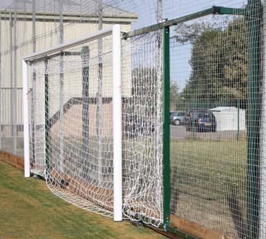 goal) Support posts made from 100mm x 100mm galvanised steel and polyester powder coated green Adjustable telescoping side bars and