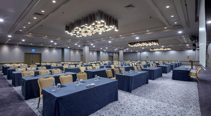 MERSIN HILTO N SA BA LLRO O M (COMBINED) Injunction with 1068 m2 ballroom foyer Size and Capacity: area Ballroom size: 423 m2 (L25m W17m H3.