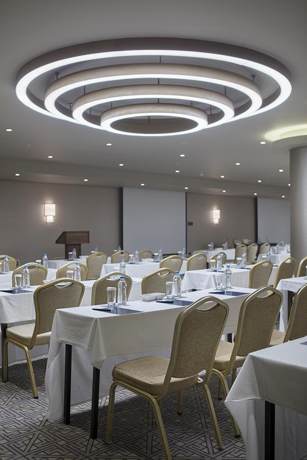 MERSIN HILTO N SA O LBA RO O M Features: Recently refurbished Private foyer space and coffee break area Exclusive and hassle free meeting space Ceiling mounted