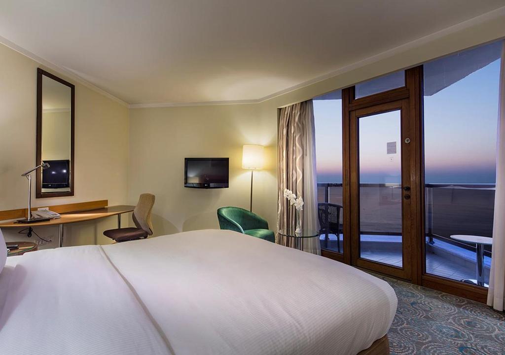 A LL RO O M S WITH SEA VIEW & BA LC O N Y 500 large rooms&suites with balconies Unforgettable Bosphorus, garden or city views.