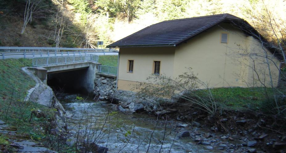 21 Slika 18: Mala hidroelektrarna Hohler 3.3 OSNOVNI KONSTRUKCIJSKI PARAMETRI MHE HOHLER 3.3.1 Vodne razmere 3.3.1.1 Bruto in neto padec vodotoka Oplotniščica Potok Oplotniščica je eden izmed bolj vodnatih potokov v Sloveniji, kar kaţe na njegovo izkoriščanje v preteklosti.