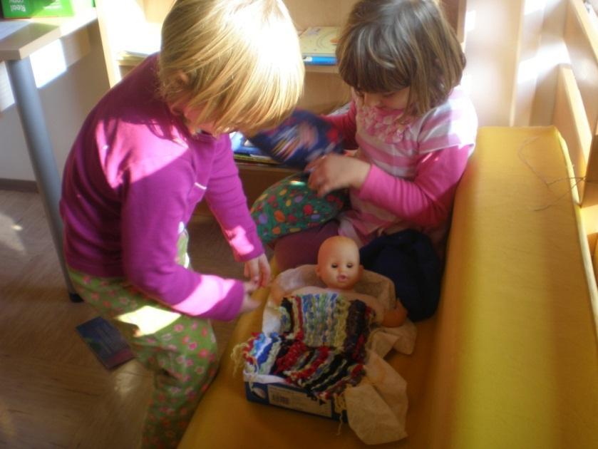 S pomočjo šivanke so začeli s tkanjem, vendar so se otroci bolje znašli brez nje, tako da so tkali s prsti. Za tkanje so se poleg dečka Jaše navdušile predvsem deklice.
