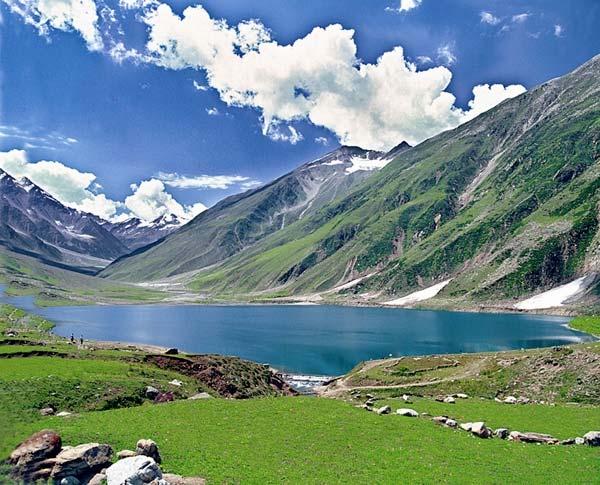 Page 2 Explore Alpine Lakes of Kaghan Valley Kaghan is a jewel among the many beautiful valleys in the Mansehra District of Hazara.