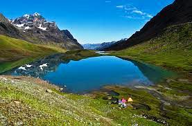 About 7 km from Naran, the small settlement of Soach is located on the bank of River Kunhar. At 8,400 feet above sea level, Soach is a charming village with fields of peas and potatoes around.