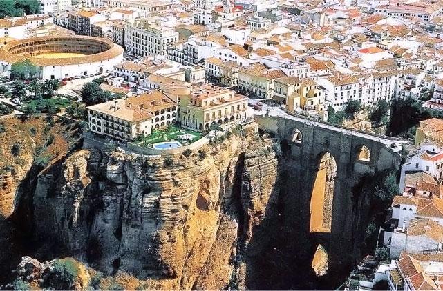 this makes Ronda a unique city. The list of outstanding men of letters who have fallen captive to the charms of this city can be traced from the earliest texts down to the present day.