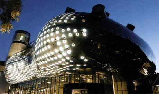 Zgradba muzeja je v obliki ribe. V notranjosti so stene in stropi v obliki steklenih zaves, ki dajejo prostoru svetlobo in transparentnost (www.guggenheim-bilbao.es/..., 6.3.2007).