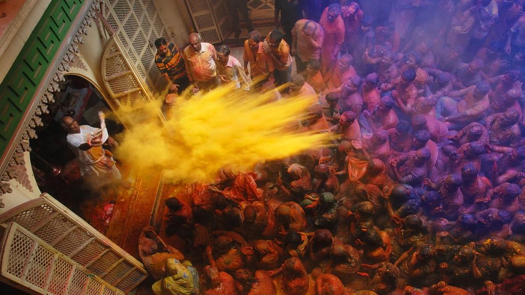 Paints, flower petals and water are thrown in an amazingly colourful display, and special delicacies are prepared at home. During Holi you will spend two nights in a 300-year old palace in Chanoud.