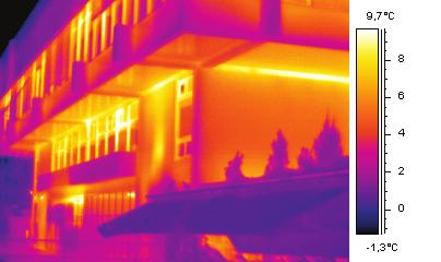 Analizom termografskih snimaka moguće je uočiti značajne gubitke topline kroz gotovo sve elemente ovojnice zgrade te mjesta nastajanja toplinskih mostova (Slika 6.112 i Slika 6.