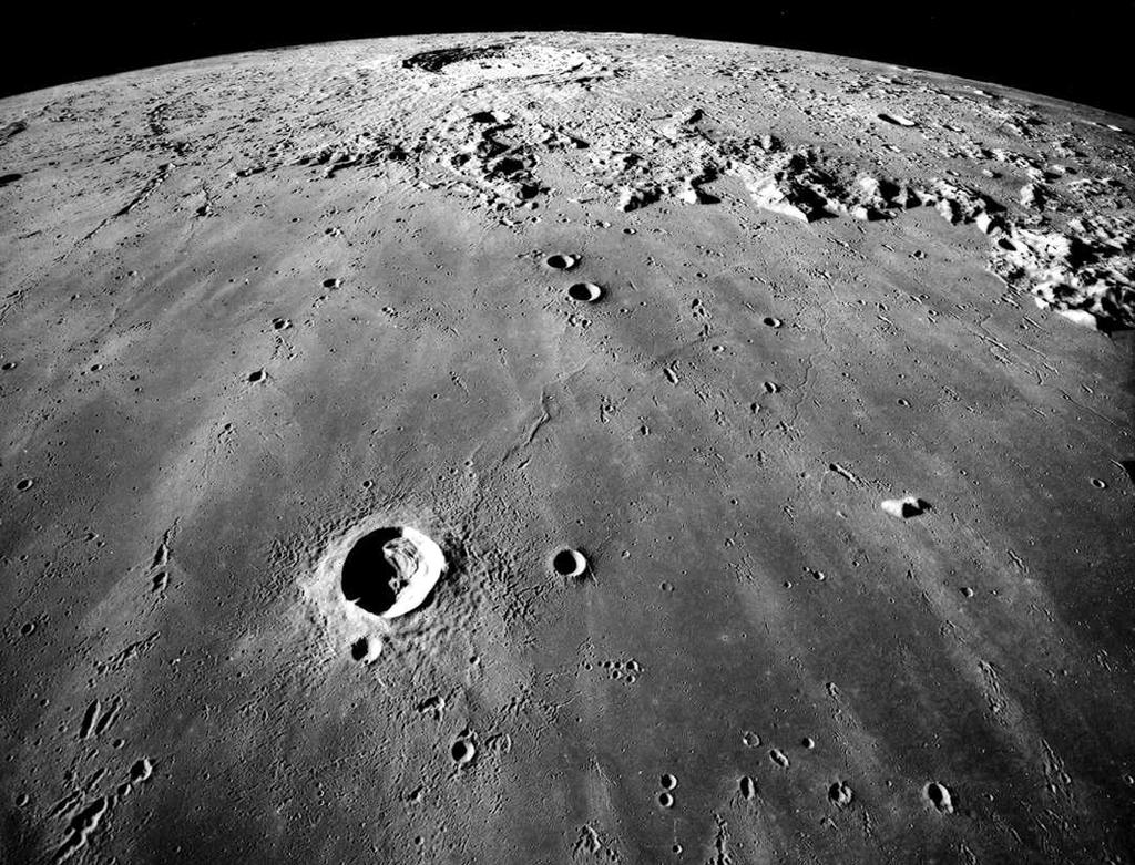 Površina Mjeseca Na Mjesec se najprije spustilo nekoliko letjelica bez ljudske posade, a onda i nekoliko s posadom.