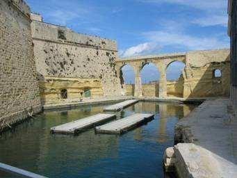 Here the Knights used to keep their boats (galleys) safe during an enemy attack. The Castle/Fort Saint Angelo This is the most important place in Birgu.