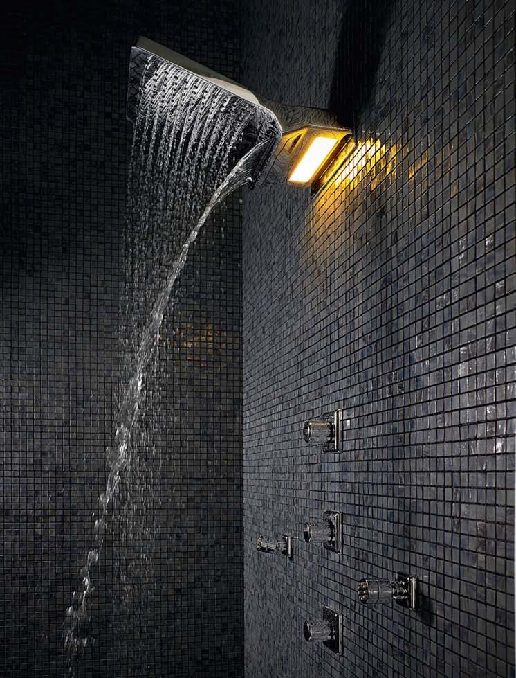 Sistema multifunzione 200x300 in ottone, a parete, con getto a pioggia, lama e luce.