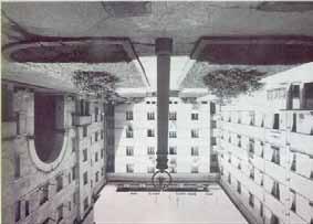 Hišo je zasnoval po vzoru dunajskega stanovanjskega bloka Fuchsenfeldhof iz leta 1922/23. Okrog notranjega dvorišča, ki je dostopno skozi obokano uvozno vežo, je razvrstil štiri stanovanjske trakte.