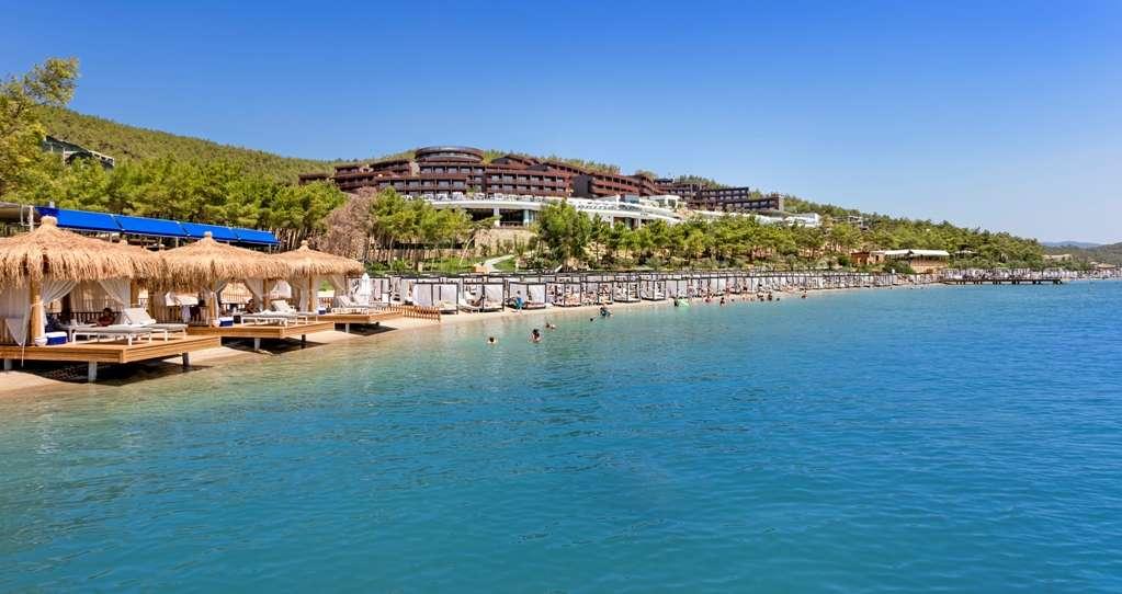 Titanic Deluxe Bodrum is located in Güvercinlik, Bodrum which is one of the most important holiday destinations of Turkey.