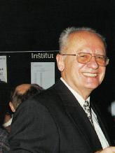 8 NOVICE Akademik profesor dr. Dušan Ferluga dobitnik Zoisove nagrade za življenjsko delo Akademik prof. dr. Dušan Ferluga, vrhunski patolog, v svetu priznani strokovnjak in znanstvenik na področju ledvične patologije, je maja leta 2004 dopolnil sedemdeset let.