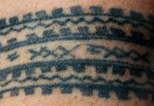 čarov in privlačnost Slika 7: Primer tradicionalnega tetoviranja na zelo boleč način Slika 8: Tetoviranje z leseno