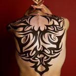 V Indoneziji se je tradicionalno, plemensko tetoviranje ohranilo vse do danes, saj do nedavnega plemena skoraj niso imela stika z zunanjim svetom. Te tetovaže imenujemo»tribal«.