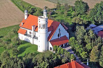 44 Slika 30: Cerkev v Bogojini (Plečnikova cerkev..., 2012) V neposredni bližini (5 km) se nahaja zdravilišče Moravske Toplice in pomemben del gostov, ki tam letujejo, pride na kmetijo.