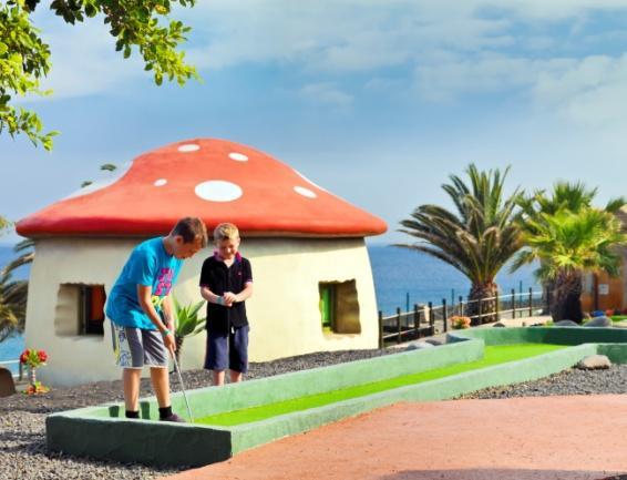 Only open during high season. JUNIORCLUB Daisy Adventure: a large swimming pool with pirate ship and water attractions featuring a slide, fun jets and a children s pool with a giant mushroom.