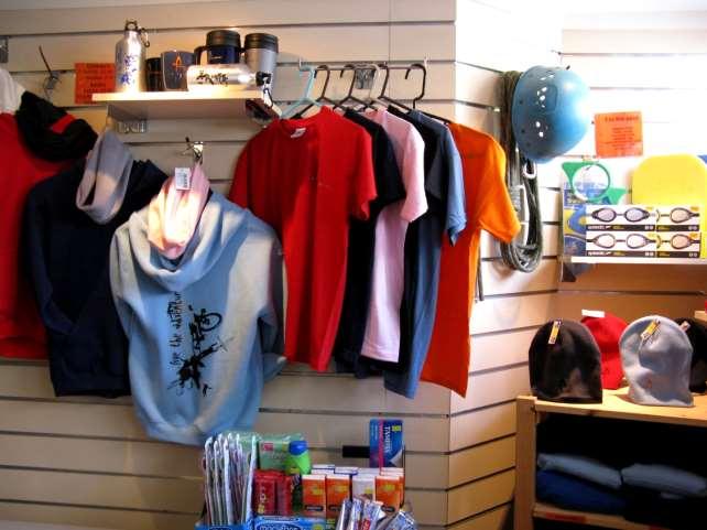 Photo tour Centre shop Opens each evening Souvenirs, Abernethy clothing, accessories, drinks,