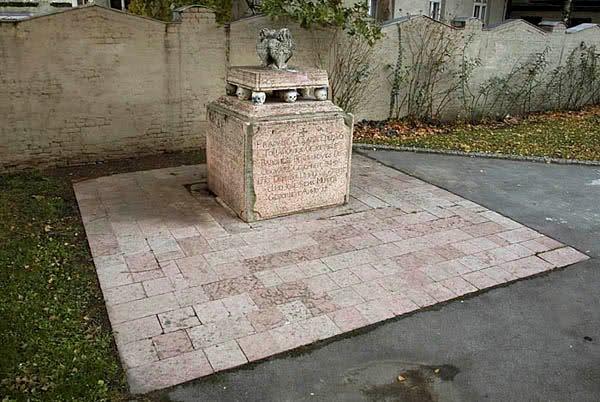 Слика 37: Надгробни споменик јерменске породице Чернази Извор: www.nsbuild.rs 3.5.