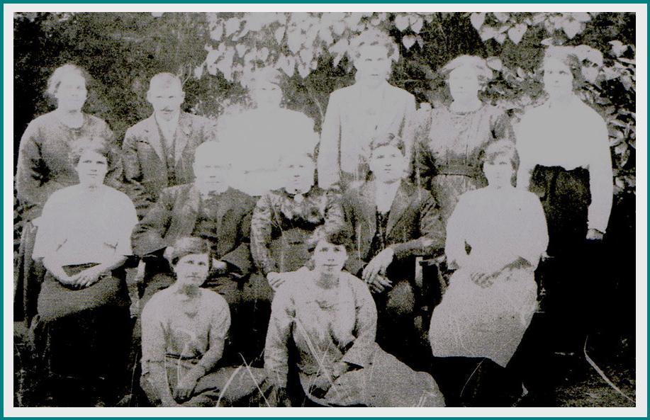 The Hooper family. This photo was taken in 1912 in their garden of their home behind the Swann Inn in Lower Street.