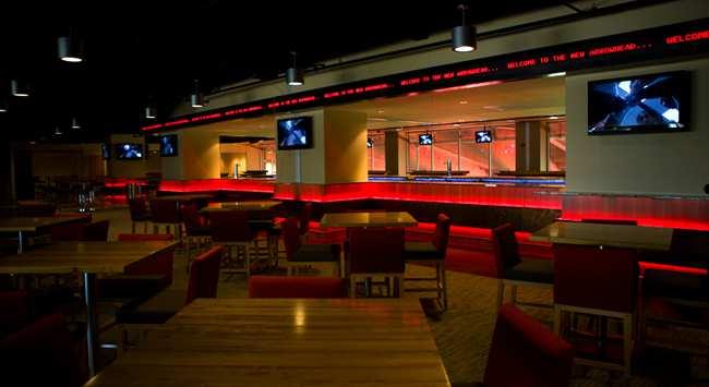 FOUNDER S CLUB For a more casual affair, treat your guests to a grand entrance from the Founder s Plaza into the upscale sports bar environment of the Founder s Club.
