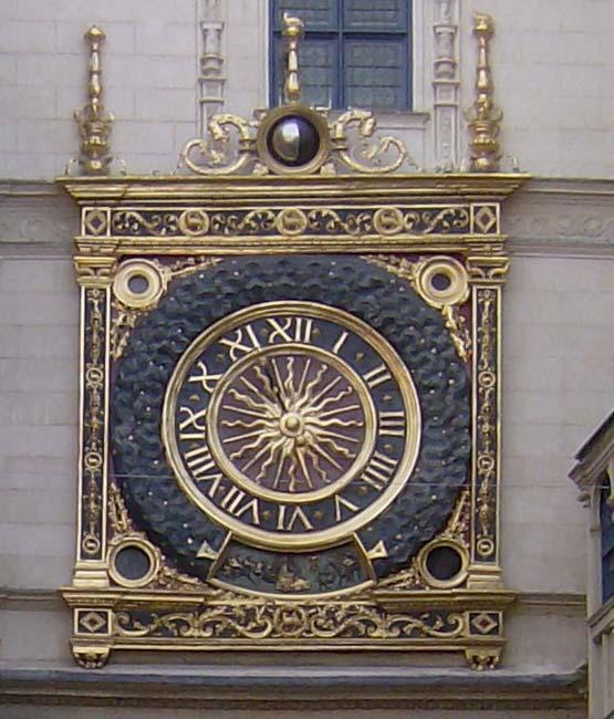 New faces, now visible, were added in 1516 with a rotating globe at the top indicating the phases of the Moon and scenes indicating the days of the week between the arrows at the bottom.