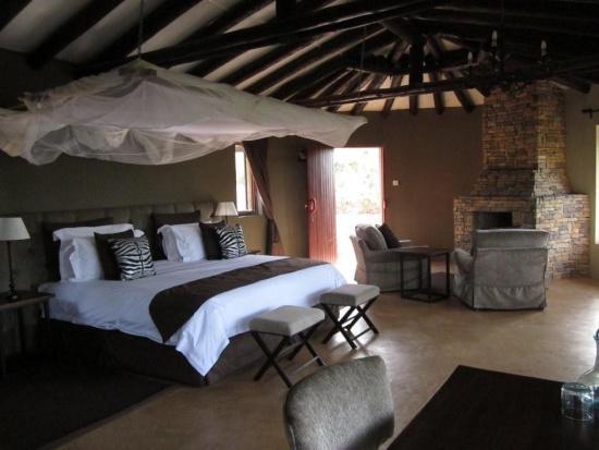 OL DONYO LODGE, CHYULU HILLS Ol Donyo Wuas Lodge consists of ten expansive guest suites in six stand-alone villas. No two are the same design but all have a dramatic view of the plains and Mt.
