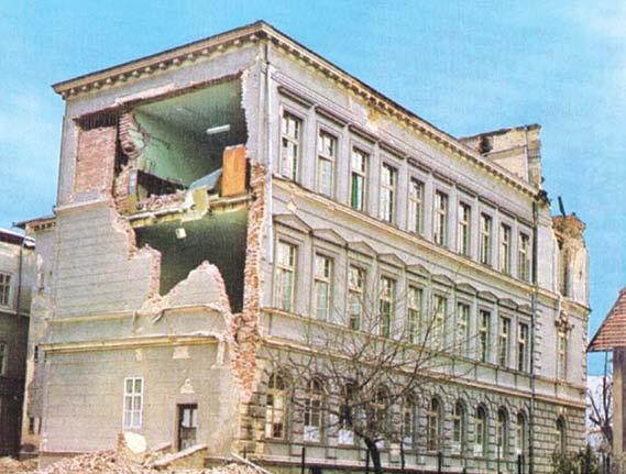 89 часних сестара. У међувремену је санирана стара зграда, па је настава, од школске 1947 48, наредних двадесетак година била извођена у матичном објекту. Катастрофални земљотрес 27. октобра 1969.