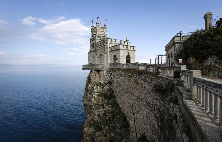 Crımea Yalta is the main destination of the peninsula of Crimea, straddling the Black Sea and Sea of Azov. The resort spa town in the south has beaches, wide promenades, cliffs, and palaces.