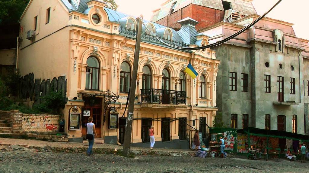 Andrew s Descent Lying amongst the steep Podil district, Andriyivsky Uzviz is one of Kiev s most popular streets for its stalls, cafés, and galleries, and, although touristy, is the place to