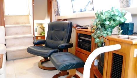 The Owner s Stateroom aft features a centerline bed, private head & stall shower, private
